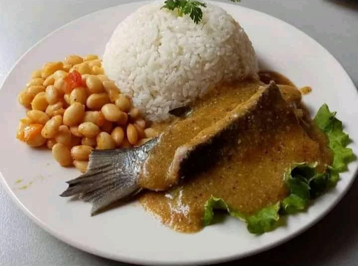 Ajicito de junta: pescado sancochado bañado en crema de ají, con arroz blanco, zarandaja y lechuga