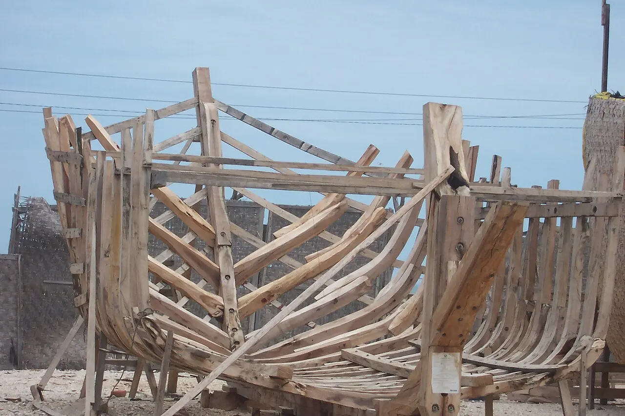 Esqueleto de madera de una lancha de pesca en construcción en Parachique