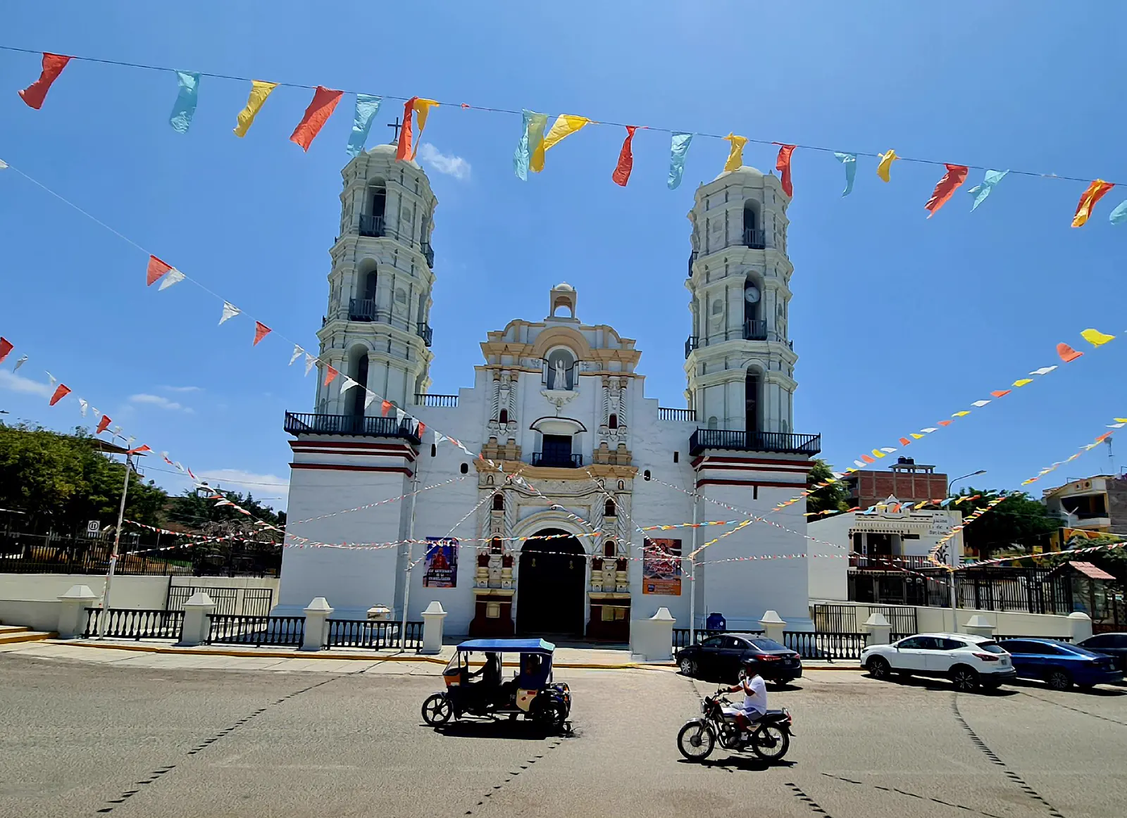 Calles adornadas frente al templo durante la fiesta de San Martín de Tours, noviembre de 2022
