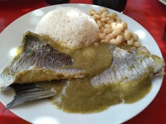 Ajicito de junta: pescado sancochado cubierto de crema verde de ají, con arroz y zarandaja