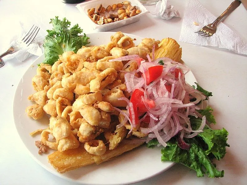Chicharrón de pescado y mariscos con sarsa criolla y yuca