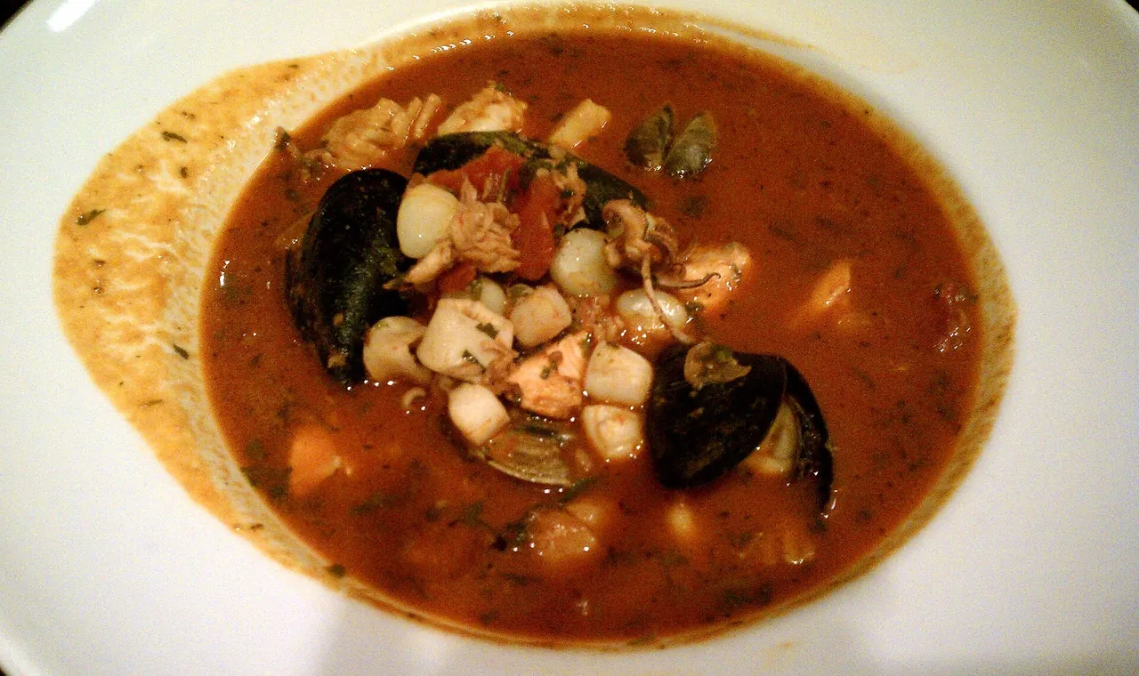 Parihuela: sopa espesa de mariscos con choros y trozos de pescado