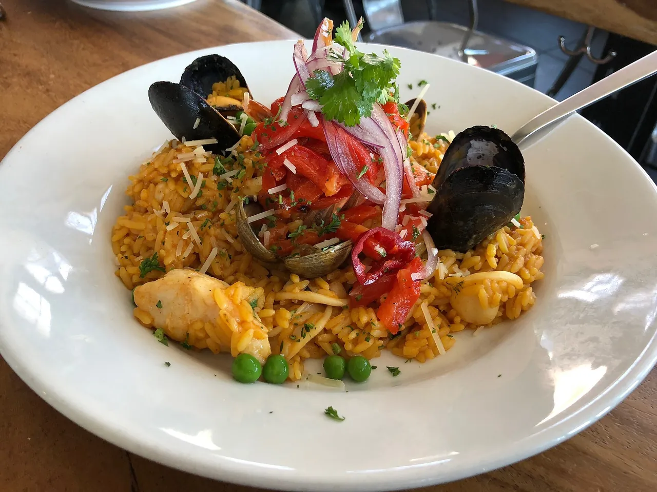 Arroz con mariscos con choros, sarsa de cebolla y ají