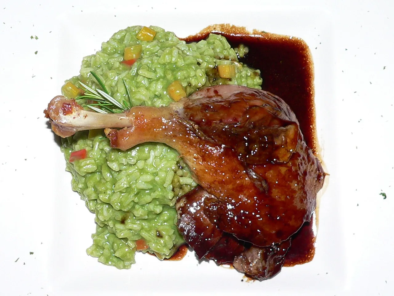 Arroz con pato: arroz verde al culantro con una pierna de pato glaseada