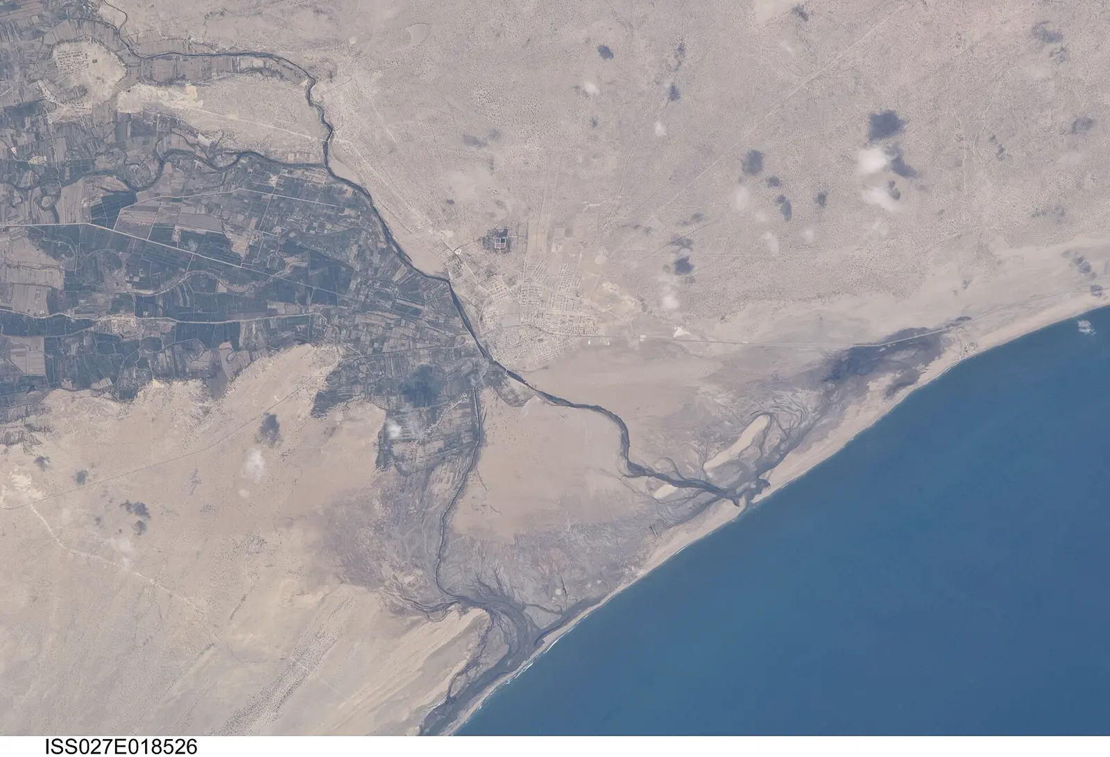 Foto desde la Estación Espacial Internacional: el desierto de Sechura, el río Piura y los campos de cultivo