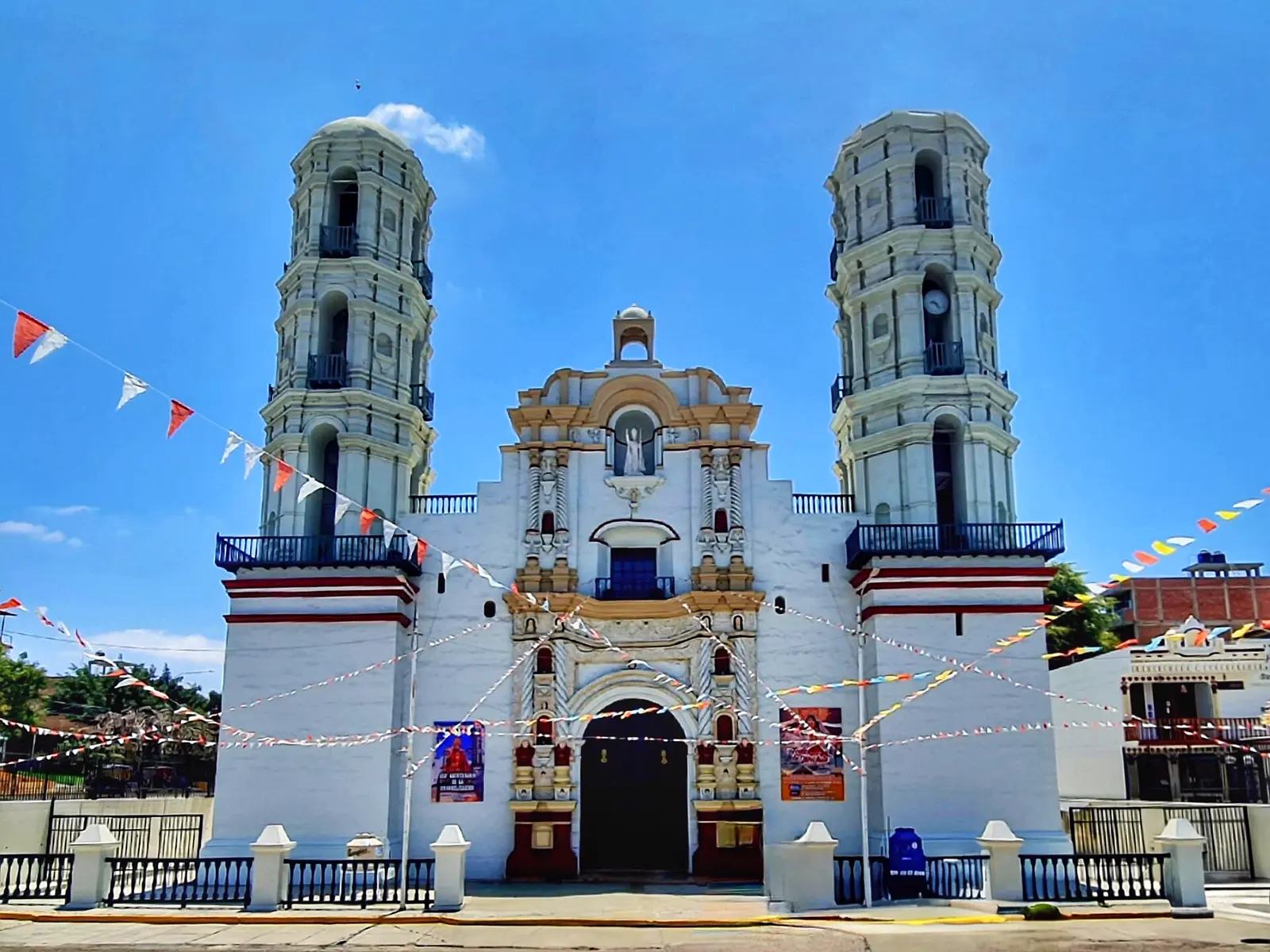 Fachada del templo San Martín de Tours de Sechura con sus dos torres bajo el cielo azul